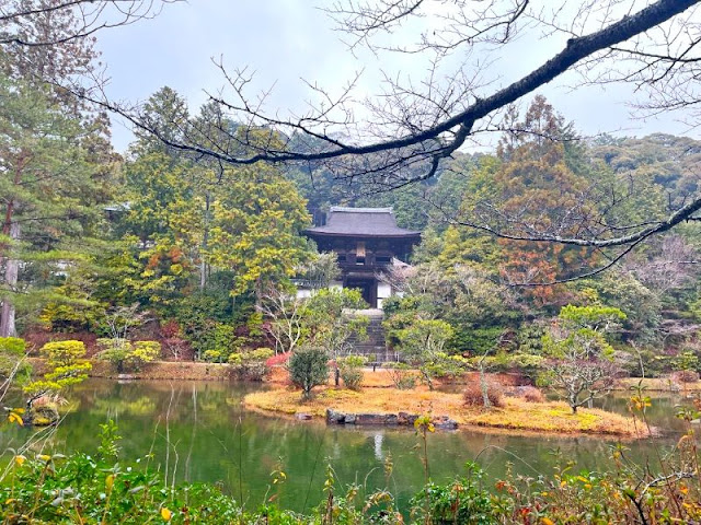 円成寺の素晴らしい庭園の風景