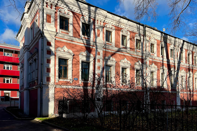 Большой Харитоньевский переулок, бывшие палаты бояр Волковых (дворец Юсуповых)