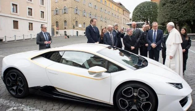 Δείτε πόσα «έπιασε» η λευκή Lamborghini του Πάπα 