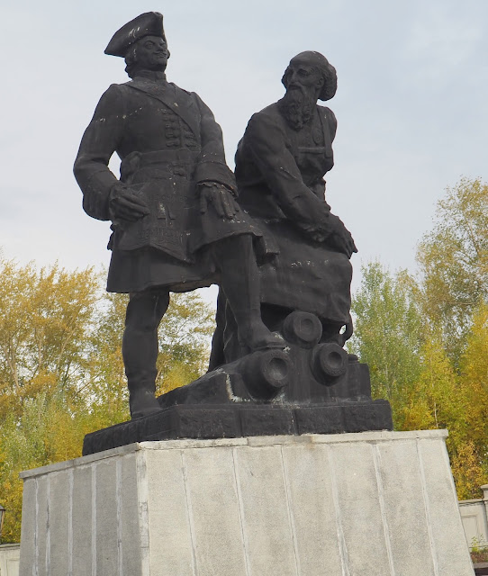 Памятник - Петр Первый и Демидов в Невьянске