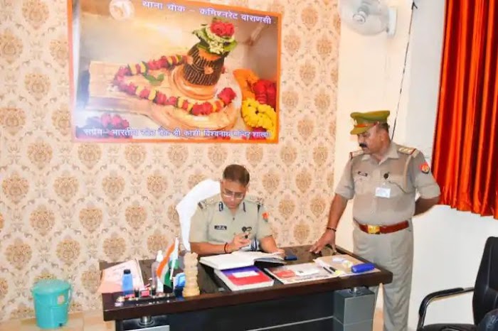 वाराणसी : पुलिस कमिश्नर ने चौक थाने का किया औचक निरीक्षण 