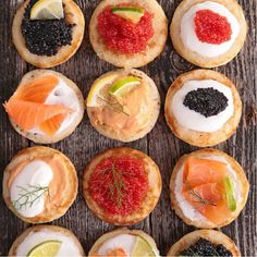 Mini blinis con crema de raifort y caviar