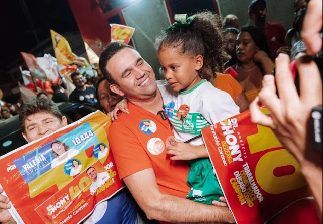 Dr Jhony arrasta multidão em caminhada no bairro das Malvinas nesta sexta-feira