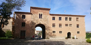 Monasterio de Poblet, Puerta Dorada.