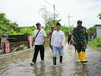 WAKIL BUPATI MOJOKERTO Dr.H.MUHAMMAD AL BARRA, Lc.,M. Hum. (Gus BARRA) Mengunjungi Warga Terdampak Banjir Di Desa Jotangan Kecamatan Mojosari 