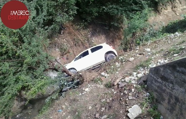 Carro cai da cabeceira da "Ponte Nova" e vai parar dentro do Riacho Tapera em Santa Cruz