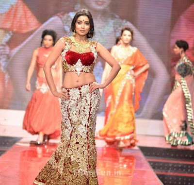 hot_Shriya_saran_on_ramp_FilmyFun.in