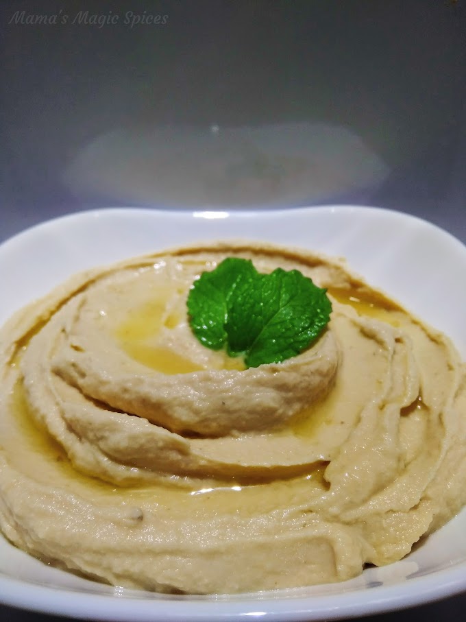 HUMMUS - A DELICIOUS CREAMY DIP