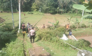 Kabid Humas Polda Jabar : Pencarian Orang Hilang, Bhabinkamtibmas Dan Babinsa Bersama Warga Lakukan Penyisiran Desa Cibeber Kecamatan Manonjaya