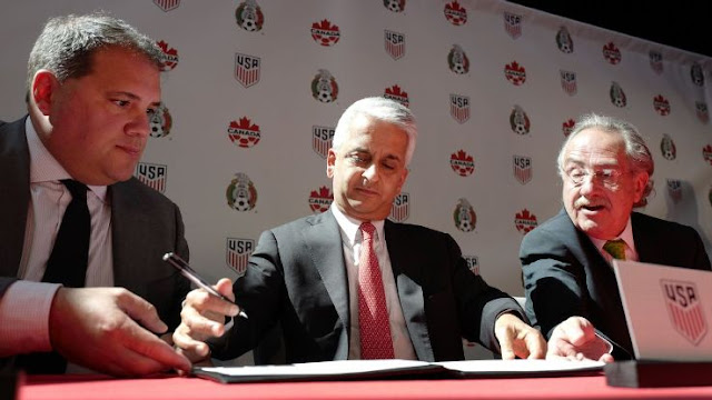 Victor Montagliani, Sunil Gulati y Decio de María firman el acuerdo mediante el cual Canadá y México serán comparsas en un mundial que organizará Estados Unidos