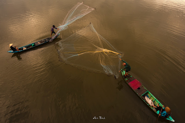 Quăng chài trên dòng sông Tha La