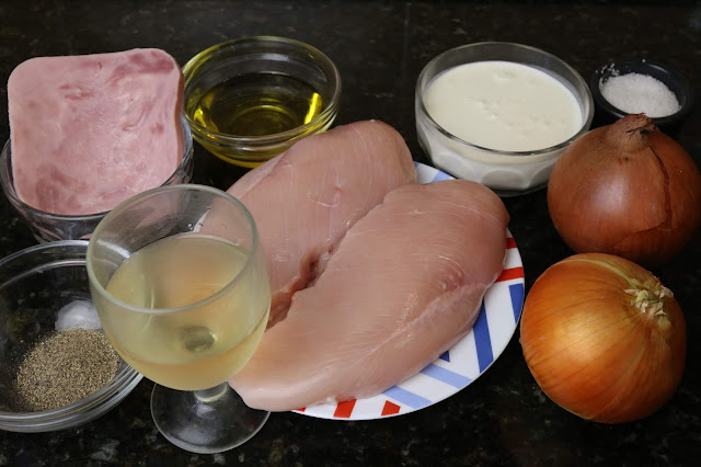 Ingredientes para pechuga de pollo encebollada