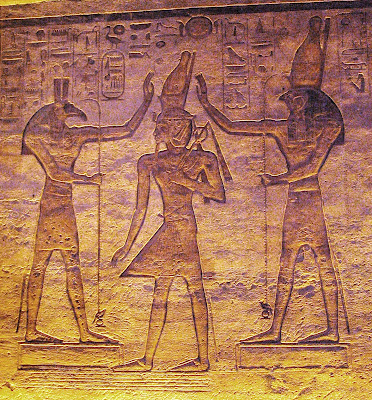 Os deuses Set (esquerda) e Horus (direita) abençoando Ramsés II no pequeno templo de Abu Simbel