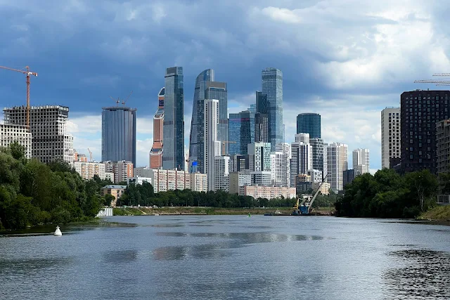 Москва-река, строящийся жилой комплекс Level Причальный, строящийся жилой комплекс Headliner, Москва-Сити, строящийся муниципальный жилой комплекс на Береговом проезде