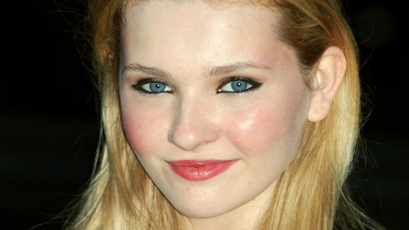 Hollywood Actress Abigail Breslin HD Images and Wallpapers