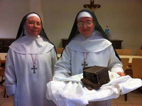 Religiosas mostram o relicário achado na estátua de São Martinho de Tours