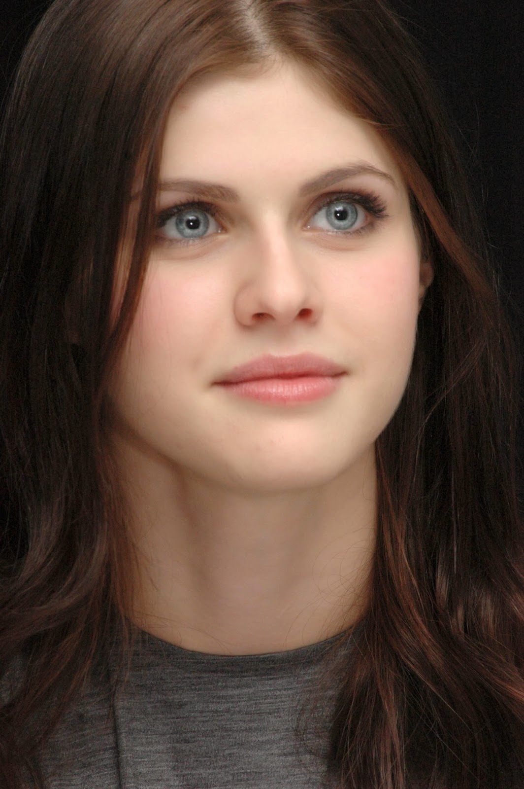 Alexandra Daddario HD Images and Wallpapers - Hollywood Actress