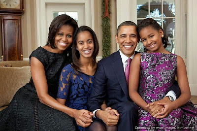 800px-Barack_Obama_family_portrait_2011-