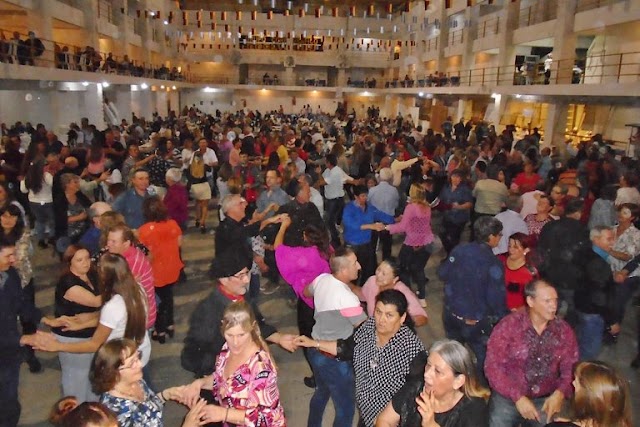 Centenares de adultos mayores se aglomeraron en una fiesta de bailes típicos en ciudad entrerriana