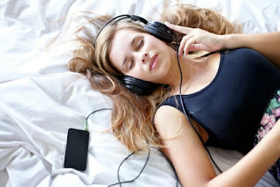 Imagem de uma mulher totalmente relaxada enquanto escuta música