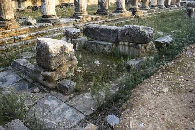 Altar situado en las inmediaciones de la anterior stoa, 