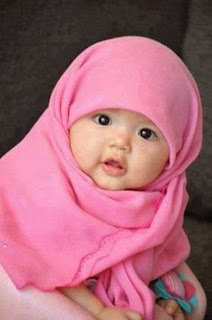 Gambar bayi lucu imut cantik berhijab warna pink muslimah