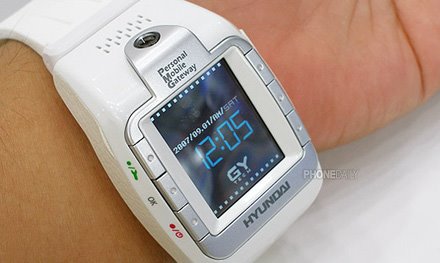 Hyundai to release more watch phones