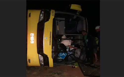 PLANALTO: Ônibus tomba na BR-116,Polícia contabiliza o número de vítimas.