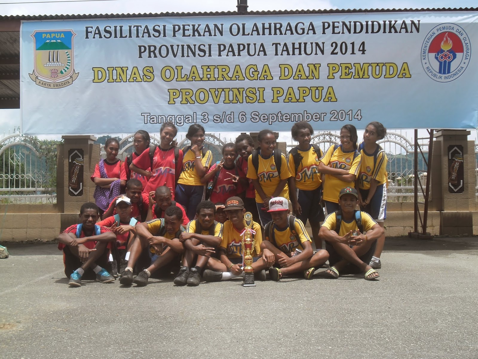 Tim Tari Kreasi dan Tari Yospan HUT Kota Jayapura 2015 Juara 2 dan 3