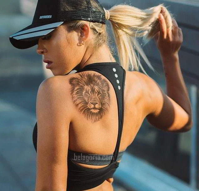 Chica rubia con tatuaje de león en la espalda