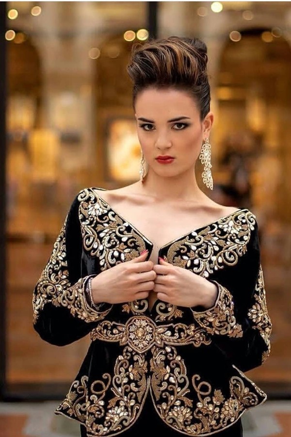 Wallpaper HD Model Artis Wanita Cantik Aljazair Untuk Handphone