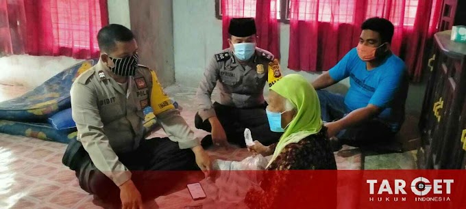 Bhabinkamtibmas Polres Kuansing Keliling Kampung Berbagi Daging Qurban