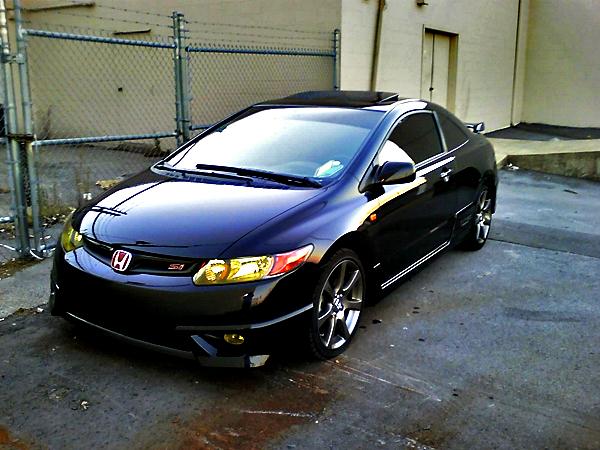 Honda Civic Si is known as a hot hatch or sport compact vehicle 
