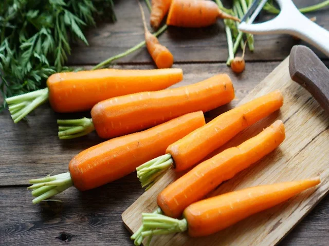 Can carrot tops be eaten, what can be done with them?
