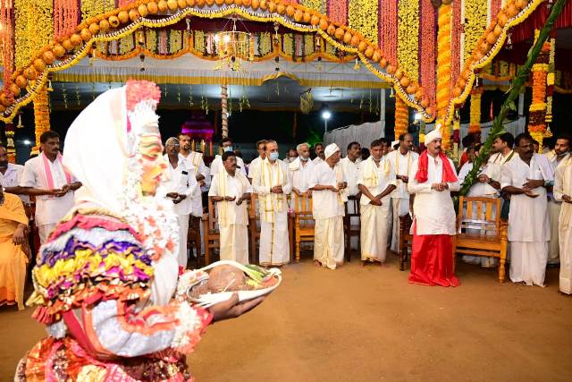 Master Flowers creates record in decoration | ಕುಂಜಾಡಿ ಧರ್ಮನೇಮದಲ್ಲಿ ಆಕರ್ಷಣೆಯ ಕೇಂದ್ರವಾದ ಹೂವಿನ ಅಲಂಕಾರ: ಶೃಂಗಾರಕ್ಕೆ ಮೆರುಗು ನೀಡಿದ ಫಕೀರಬ್ಬ