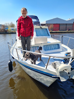 Zum ersten Mal mit Hund auf dem Boot