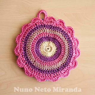 alt="crochet potholder, blooming flower, pretty petals potholder, pega florida em crochet"