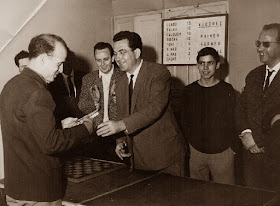 Salvador Casas Martí recogiendo su premio en el I Torneo Nacional de Ajedrez de Granollers 1964