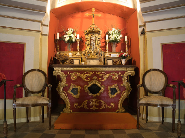 jiemve, le temps d'une pose, Corse, Bastia, Scala Santa, Notre-Dame de Monserrato, Notre-Dame de Monserratu, Escalier Saint, plafonds peints, fresque, couronne, autel, Croix, chapelets