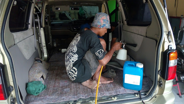 Pembersihan Interior Mobil dengan Riwax SImply Clean