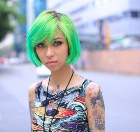 rambut lurus pendek warna hijau wanita bertato