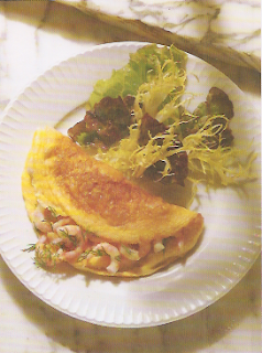Omlet z krewetkami na talerzu z zieloną sałatą