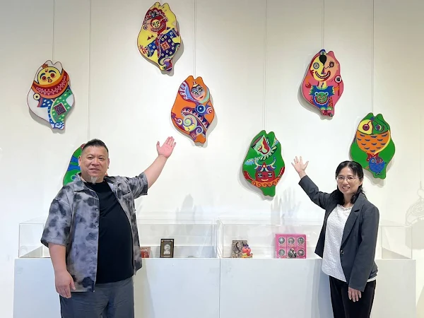 ▲彰化縣文化局局長張雀芬誠摯邀請民眾蒞臨參觀，一同走入洪易老師那色彩斑斕、創意澎湃的藝術宇宙。（記者林明佑翻攝）
