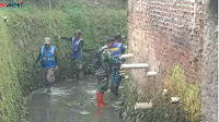 Sungai Cikapundung di Mengger Bersih Sampah, Satgas Sektor 22 Sub 04 Bersihka Rumput Liar