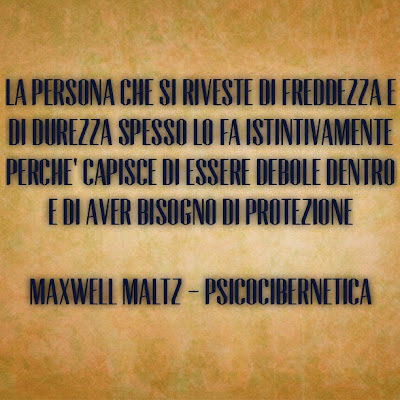 La persona che si riveste di riveste di freddezza e di durezza spesso lo fa istintivamente perchè capisce di essere debole dentro e di aver bisogno di protezione.