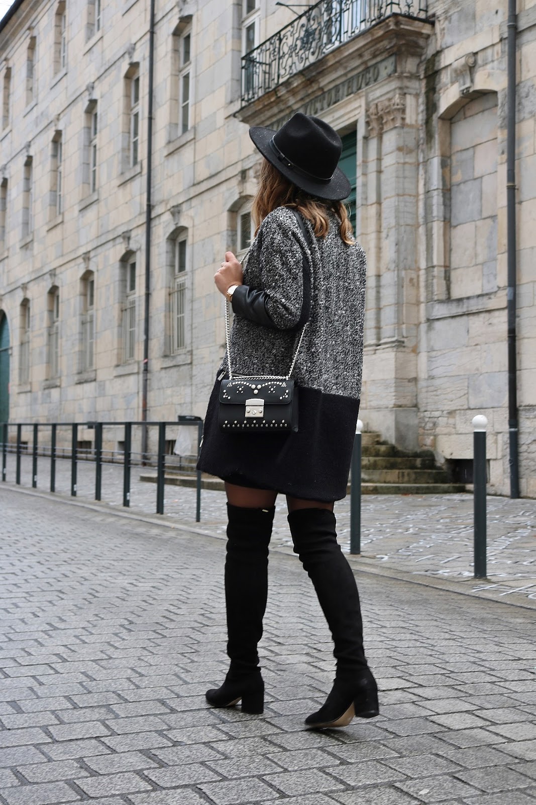 pauline-dress-besancon-look-tenue-du-jour-outfit-cuissardes-black-manteau-chine-boyfriend-chapeau-jonak-hm-believee