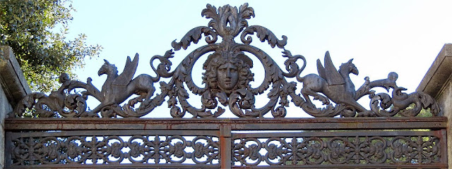 Ornate gate, Via Pacinotti, Livorno