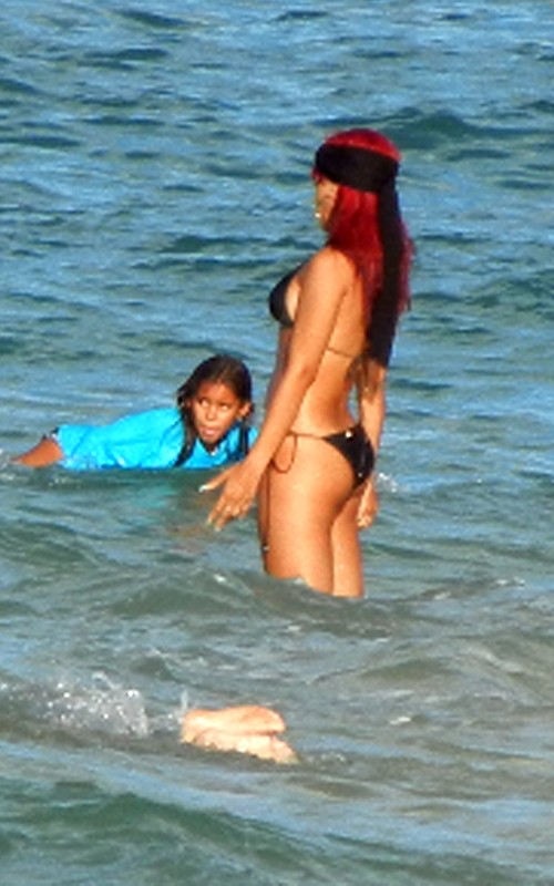 leaked rihanna pictures 2011. Rihanna Pictures Leaked 2011.