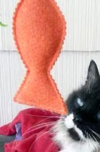 http://www.todomanualidades.net/2013/11/como-hacer-peces-fieltro-para-gatos/