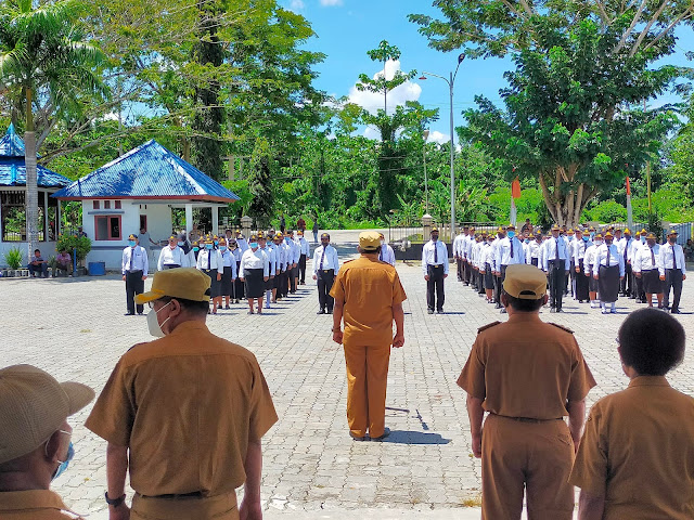 Piter Gusbager Serahkan SK CPNS K2 Formasi Tahun 2013 ke 54 Pegawai Honor.lelemuku.com.jpg